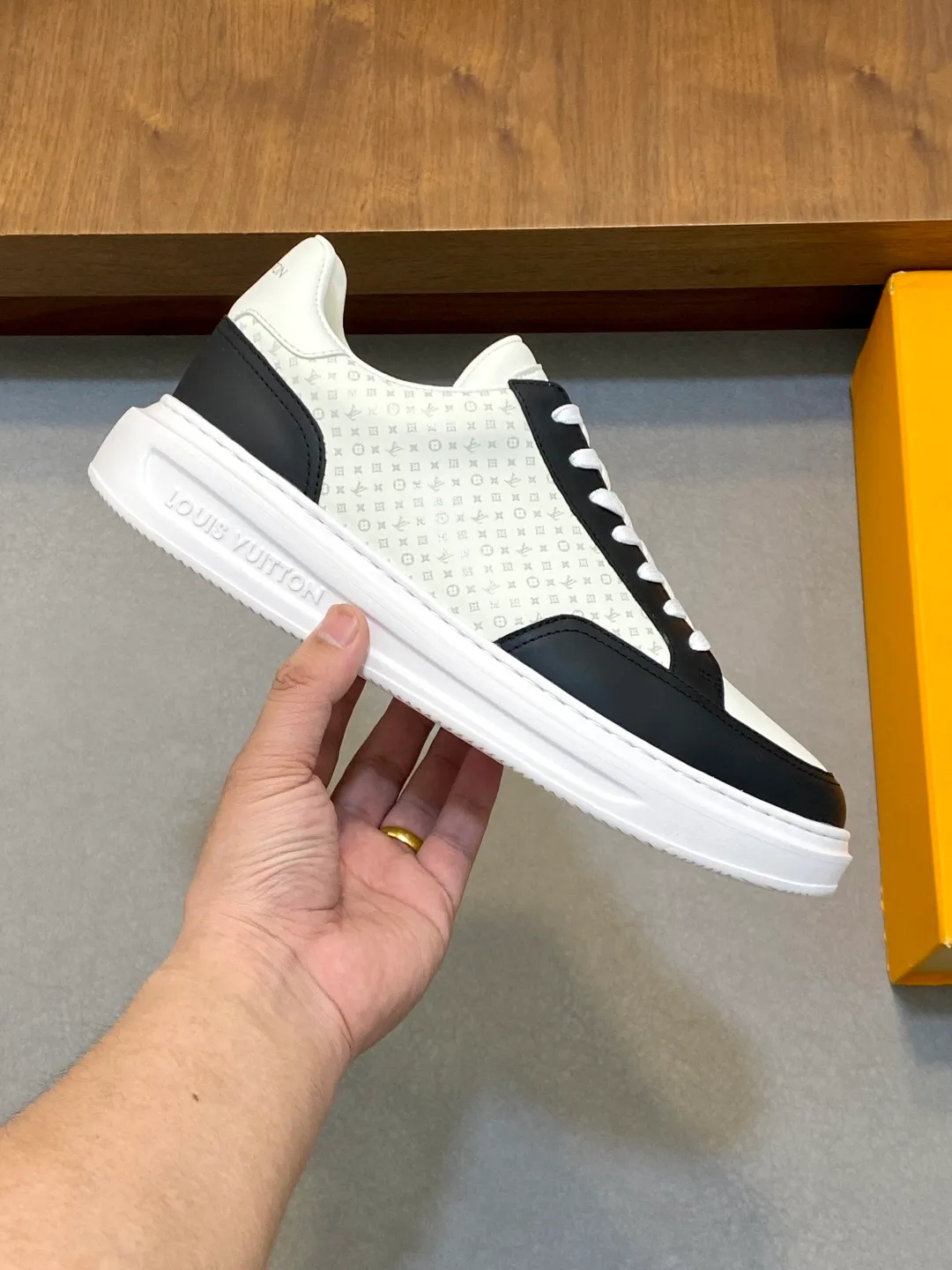 Factory price: 400💰LV🆕 New men's high-end casual sports shoes, using imported first-layer cowhide silk-screened brand lougou, original ultra-light men's shoes 💰u outsole, wear-resistant and comfortable, Monogram lougou embellished rubber outsole, breathable mesh lining, versatile classic style! Size: 38-44 (.45, 46 customized)